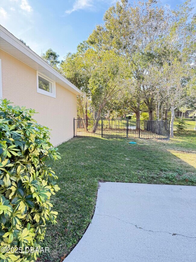 Building Photo - 14 Deep Woods Way