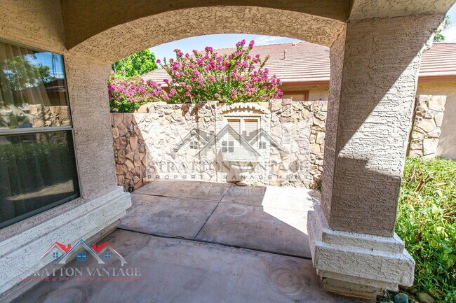 Building Photo - 960 E Constitution Dr