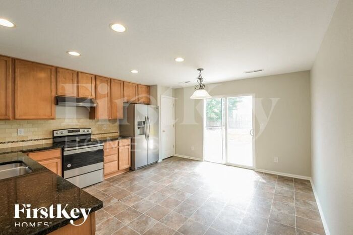 Building Photo - 865 Willow Dr