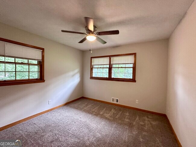 Building Photo - 5506 Woodland Dr