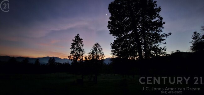 Building Photo - Spectacular Views in the Heart of Applegate Wine Country
