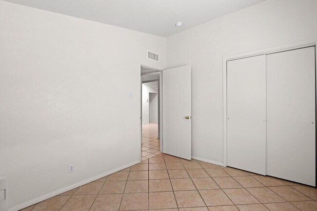 Building Photo - 1600 Sumac Dr