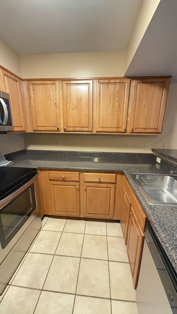 Building Photo - Laurel Station 3bed/2bath for $2550/month (entire unit)! Monthly rent includes TWO assigned parki...