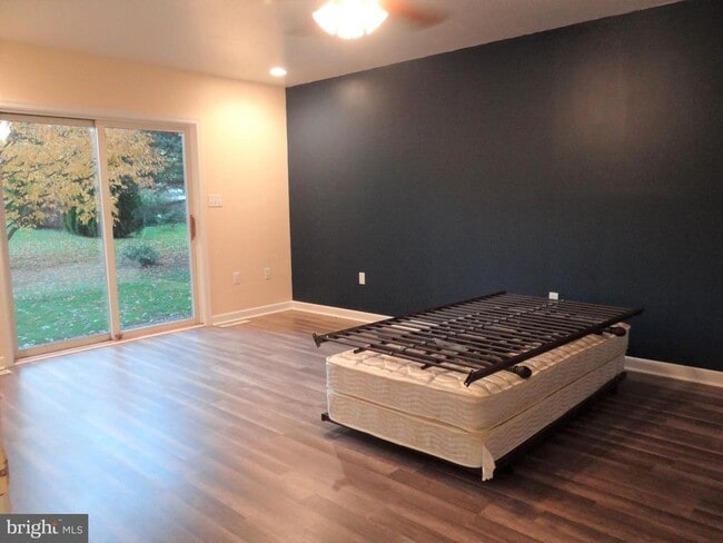 Building Photo - 668 Broad St