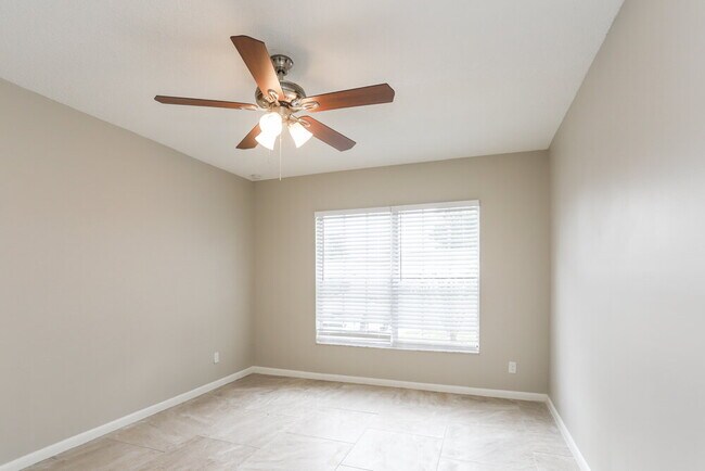 Building Photo - 224 Regal Park Dr