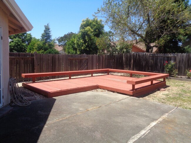 Building Photo - Corner lot Fairfield Home