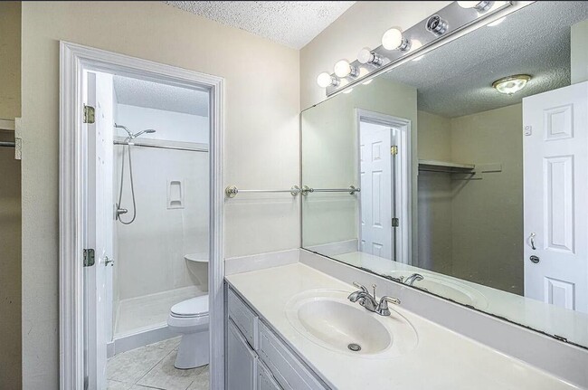 Building Photo - 707 Heron Ln