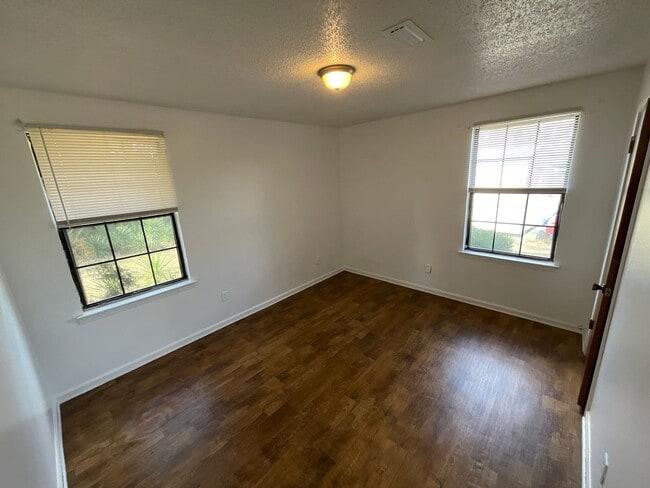 Building Photo - Spacious Brick 3/1 in Marianna in Quiet Cul-de-Sac