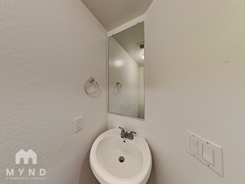 Building Photo - 2507 N 148th Dr