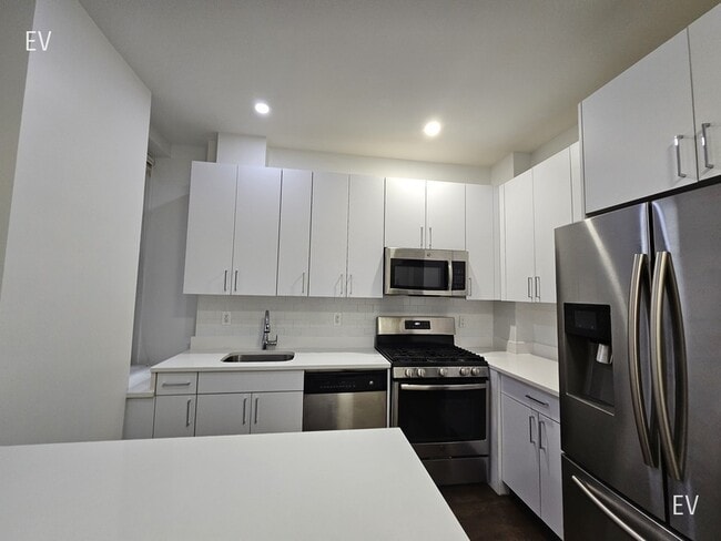 Building Photo - 200 W 58th St