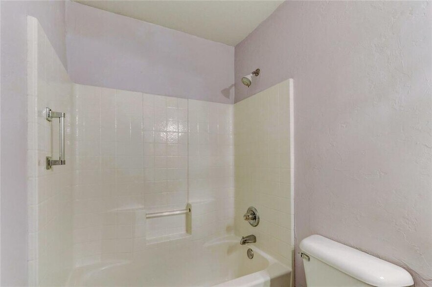 Building Photo - 305 Waterfront Dr