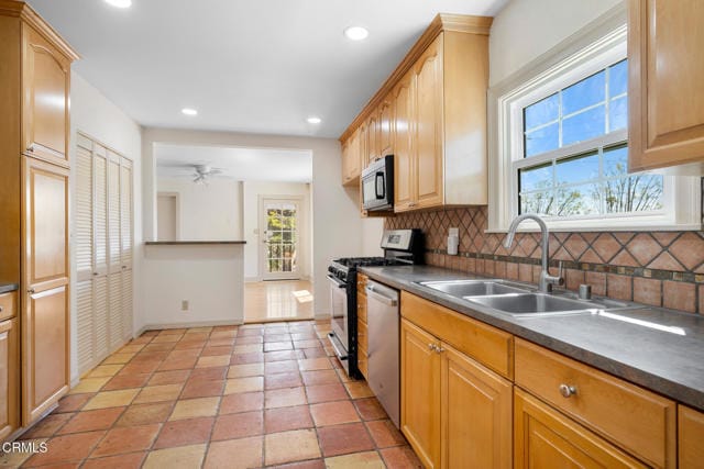 Building Photo - 3360 Glenrose Ave