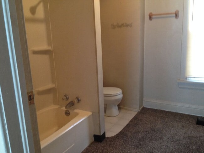 Building Photo - 2 Bed 1 Bath House