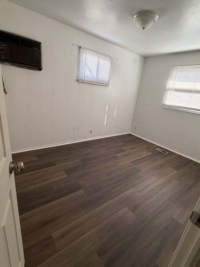 Building Photo - Cozy Three Bedroom/One Bath Home w/Fenced Back Yard