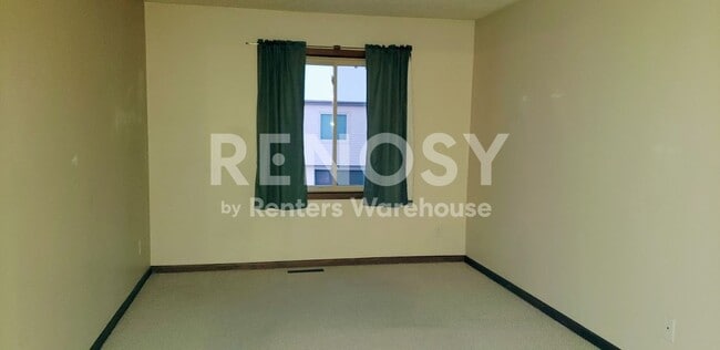 Building Photo - Available July 6th 2 Bedroom 2 Bath Townhome in Woodbury