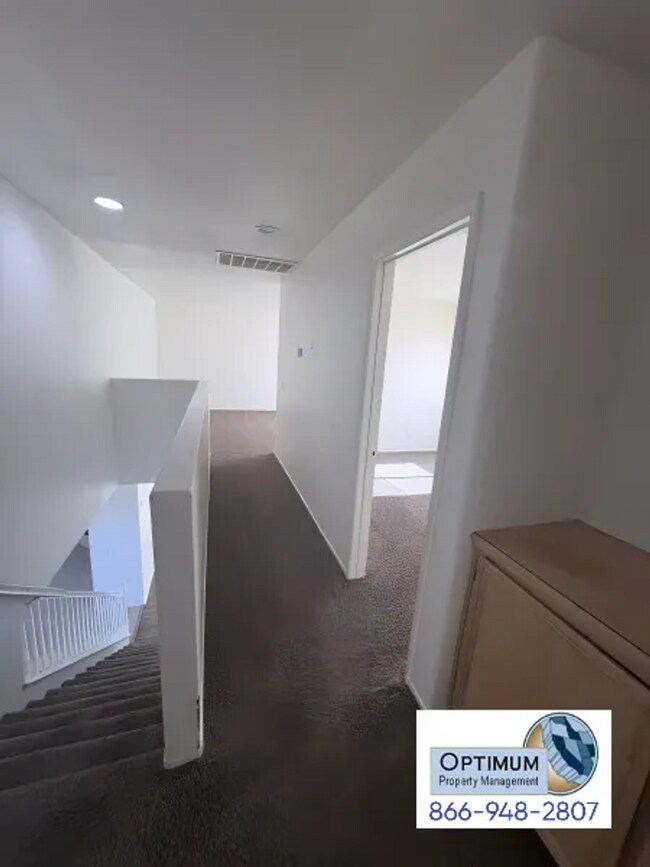 Building Photo - Beautiful 5 Bedroom, 3 Bathroom Two-Story Home with Loft & Spacious Backyard