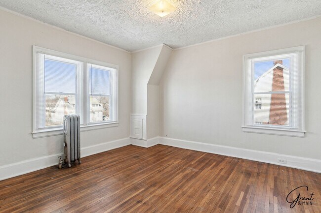 Building Photo - Stunning 3 Bedroom 1 Bath Colonial - Detroit