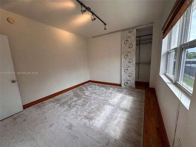 Building Photo - 1100 Venetian Way