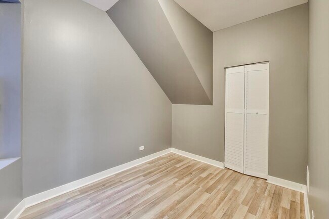 Building Photo - 6624 S Rhodes Ave