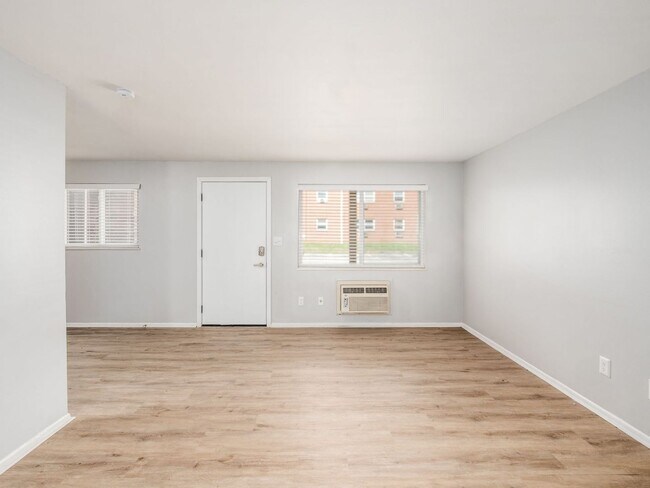 Building Photo - 593 Riverview Dr