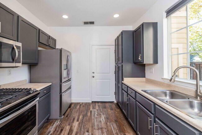 Building Photo - MOVE IN SPECIAL!!! $500 OFF FIRST MONTHS RENT! Come check out this lovely 3 bedroom 2.5 bath home...