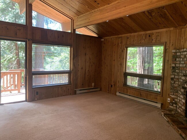 Building Photo - Adorable cabin in the woods!