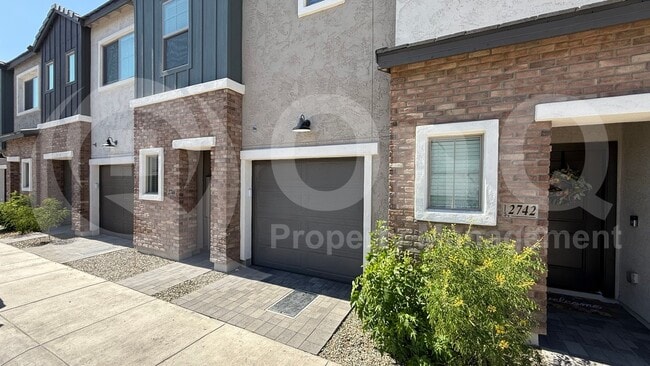 Building Photo - 2746 W Red Fox Rd