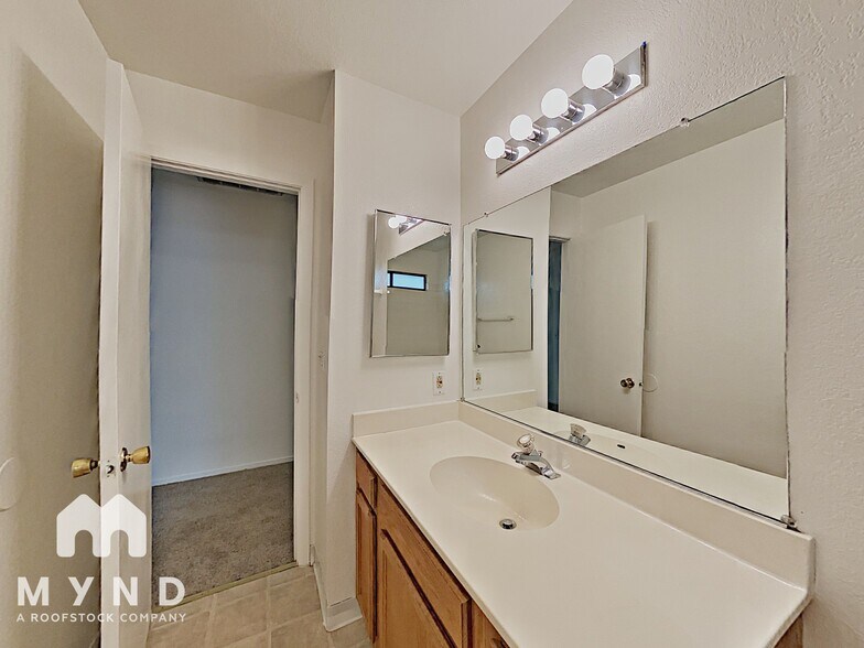 Building Photo - 5922 Shadow Park Dr