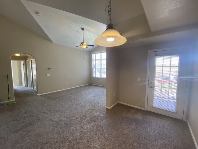 Building Photo - $500 OFF YOUR FIRST MONTHS RENT! Don't Miss This 3BR/ 2BA Condo with 1 car garage @ Creek Side In...