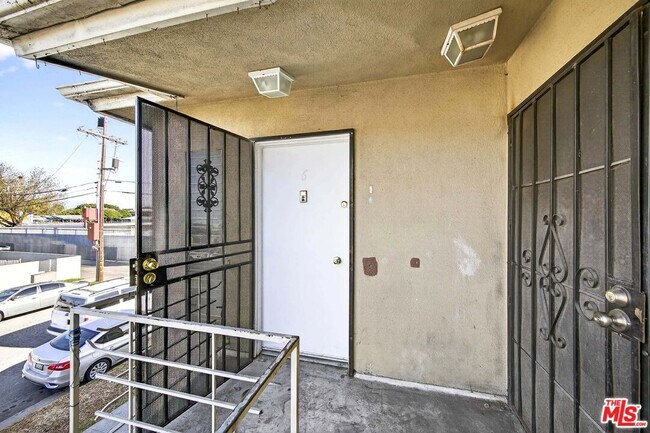 Building Photo - 304 E 95th St