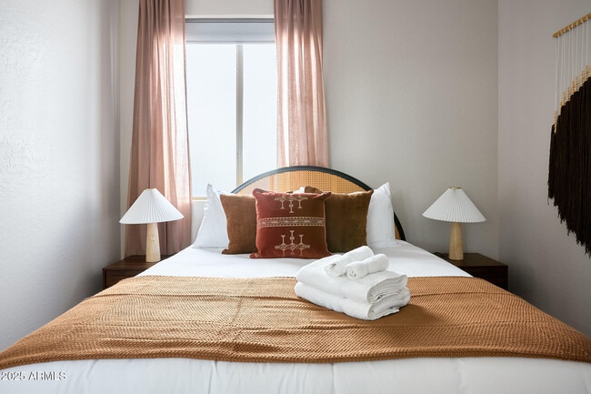 Building Photo - 3202 E Orange Dr