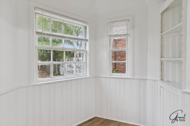 Building Photo - $1290 3 bedroom bungalow