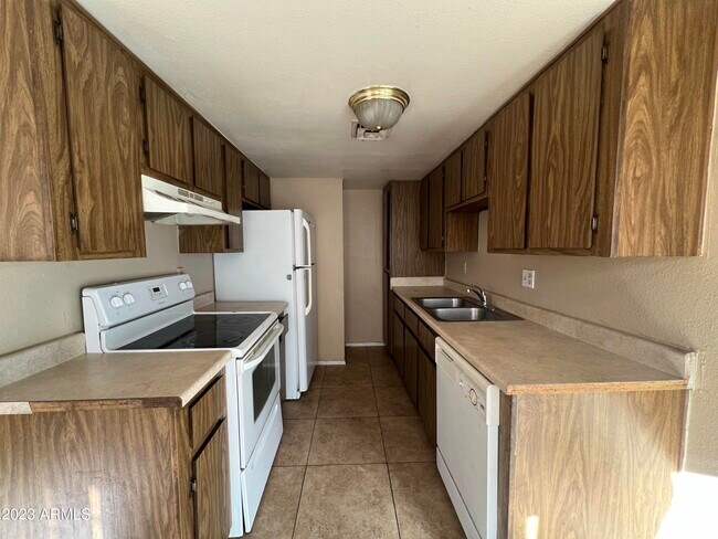 Building Photo - 860 E Brown Rd