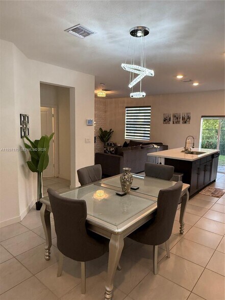 Building Photo - 818 SE 19th St