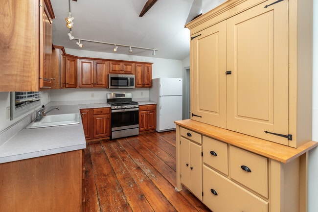 Building Photo - 34 Buttonwood St