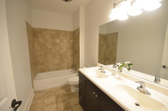 Building Photo - 2204 Altoona Dr