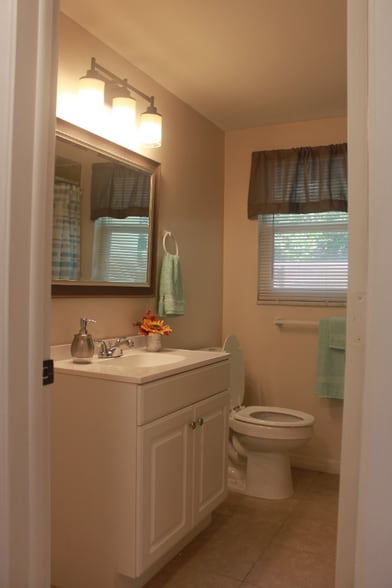 Building Photo - 10702 Laburnum Dr