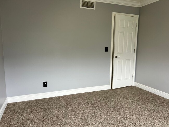 Building Photo - Large Beautiful Home!