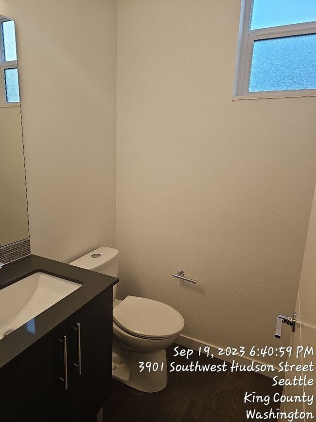 Building Photo - West Seattle townhome - 3 bedroom 3.5 bath...