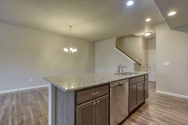 Building Photo - Beautiful Townhome!