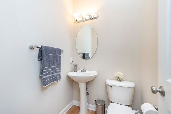 Building Photo - Beautiful 3 Bed Townhome In the Heart Of Village Of West Clay!