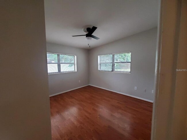 Building Photo - 1812 Pineview Cir