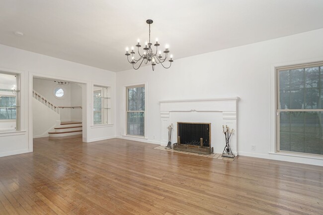 Building Photo - Luxury 4-Bedroom Home with 3,400+ Sq Ft in Prime San Antonio Location