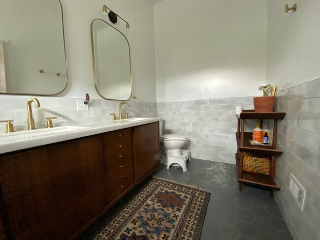 Building Photo - 310 Newland St