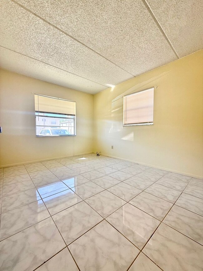 Building Photo - Two Bedrooms, one Bath Condo located at wa...