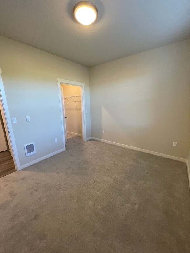 Building Photo - New 1BR Condo available in Bethany area