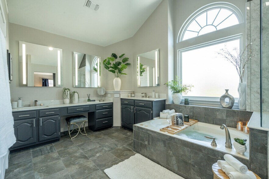 Master Bathroom - 707 Cottonwood Bend Dr