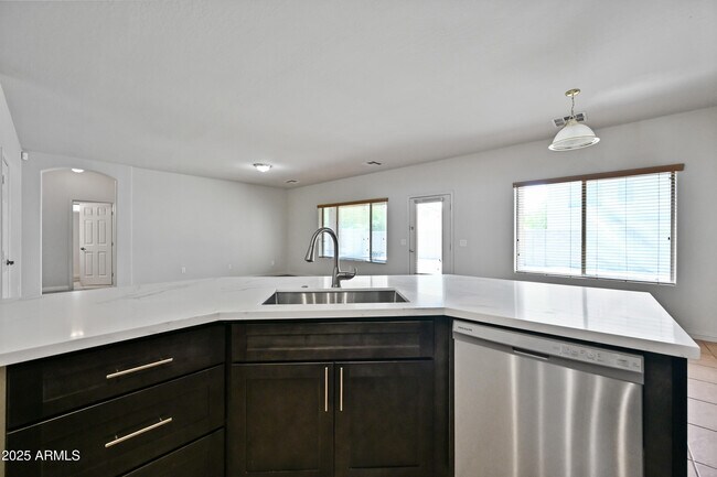 Building Photo - 11237 W Davis Ln
