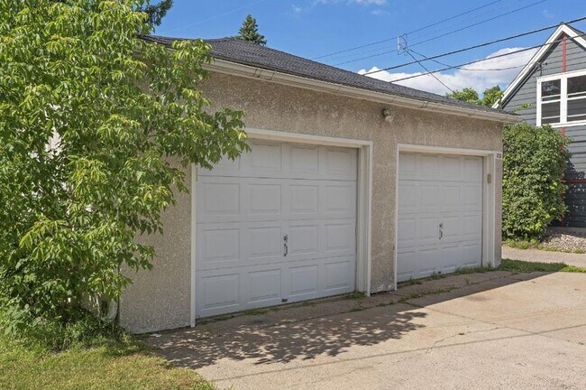 Building Photo - 711 University Ave SE