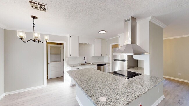 Building Photo - 4 Bed/2 Bath in Daniel Pratt School District